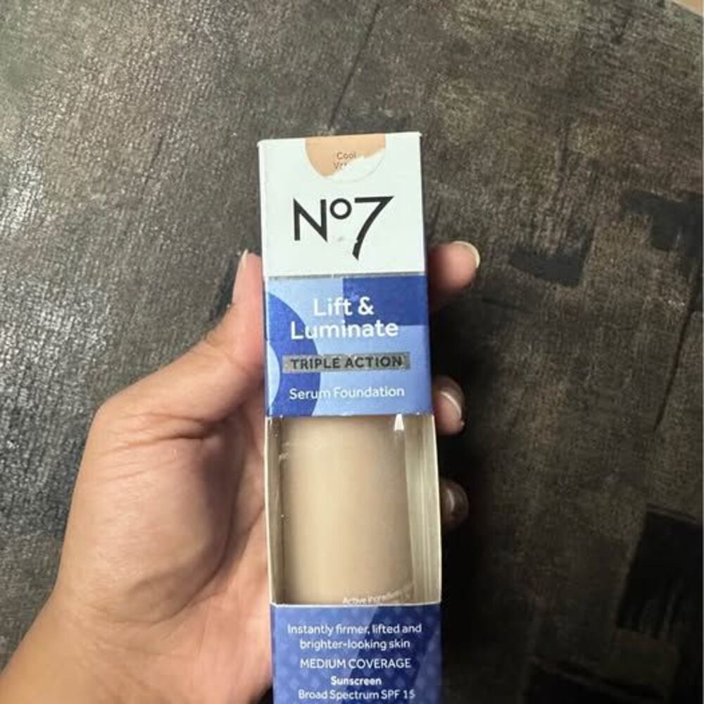 No7 Lift & Luminate Triple Action Serum Foundation - Cool Vanilla 30ml